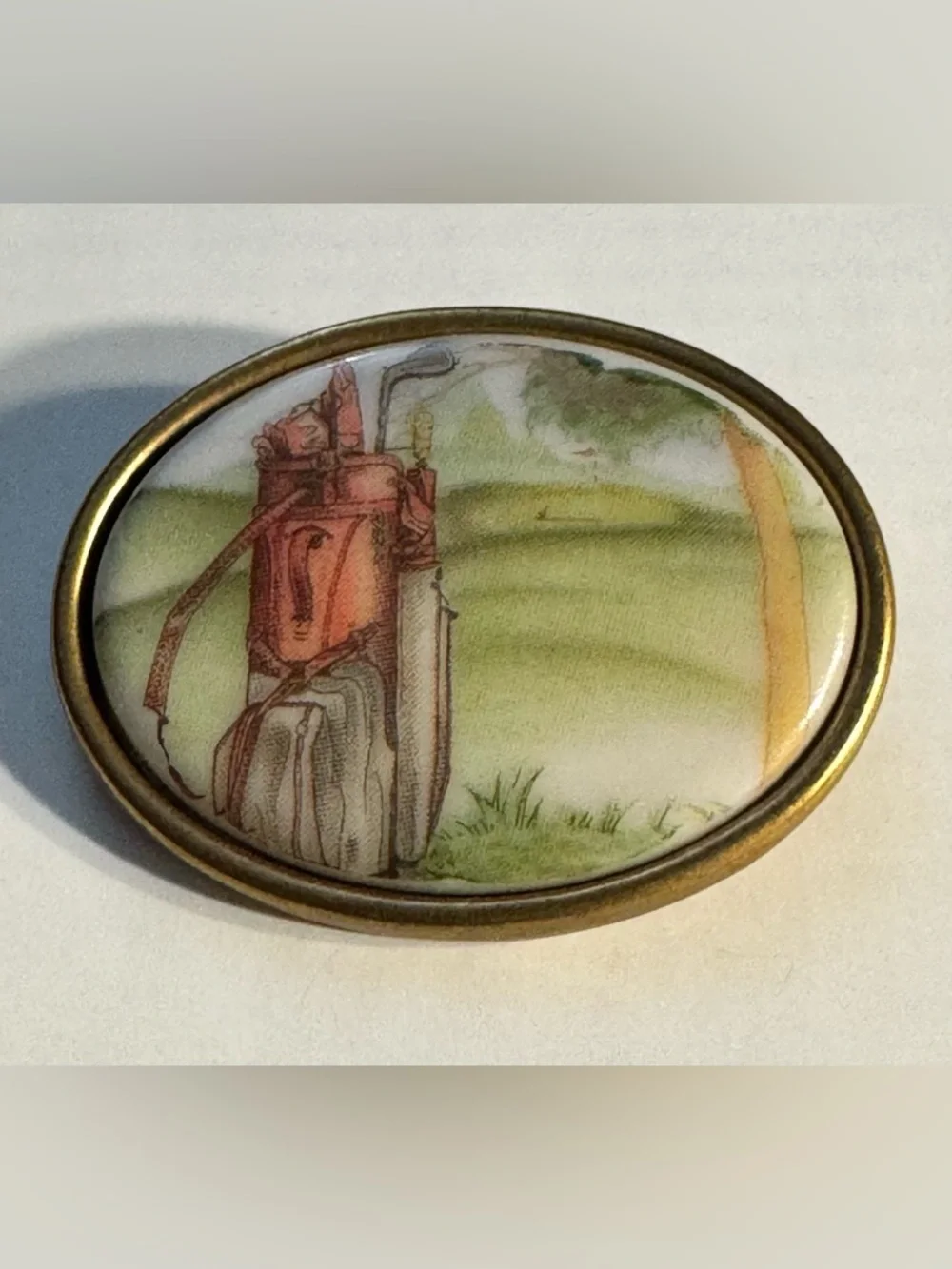 Hand Painted porcelain golf theme brooch - Picture 3 of 3